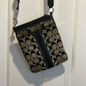 Coach crossbody pocketbook